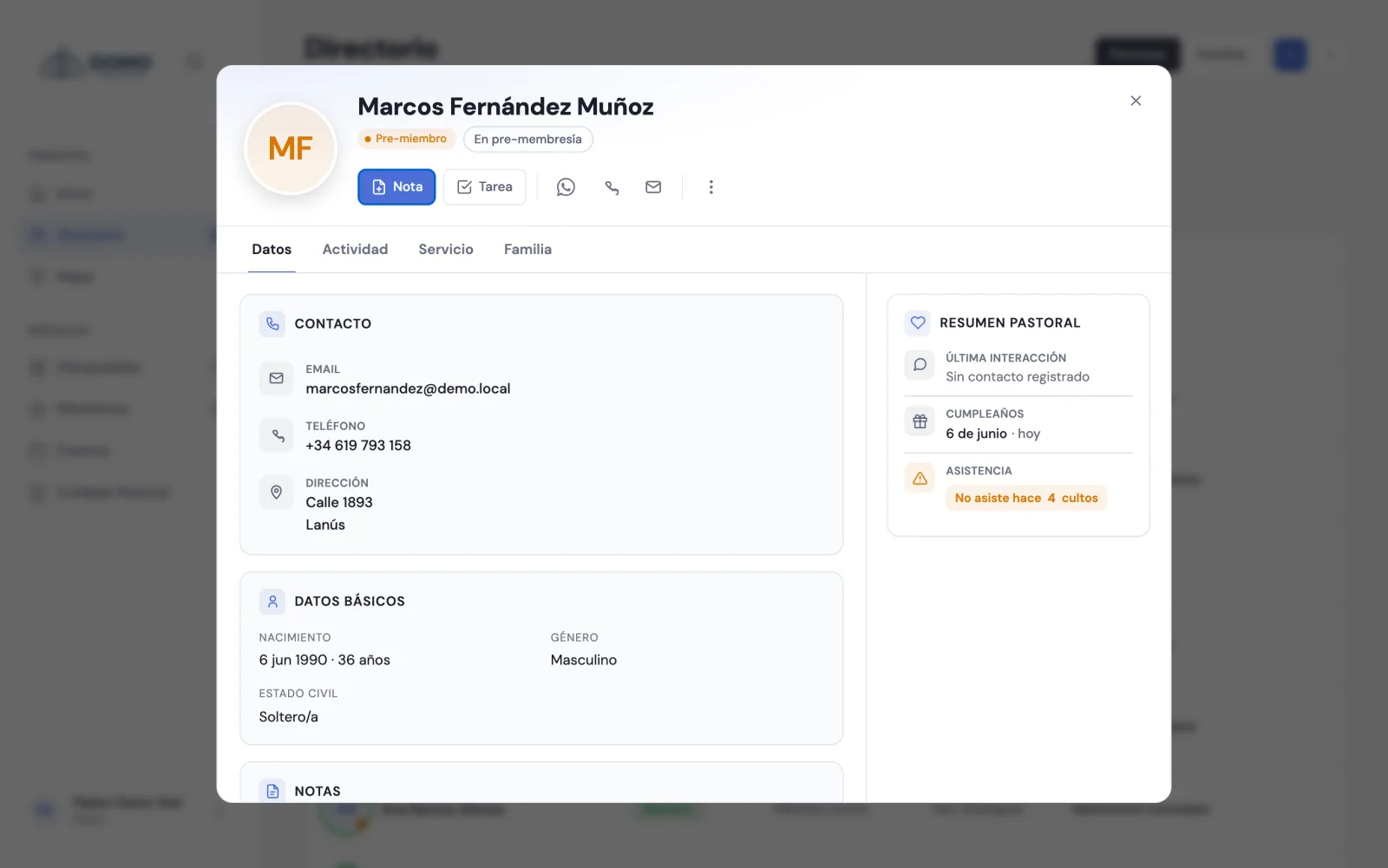 La ficha de una persona con sus pestañas Datos, Actividad, Servicio y Familia